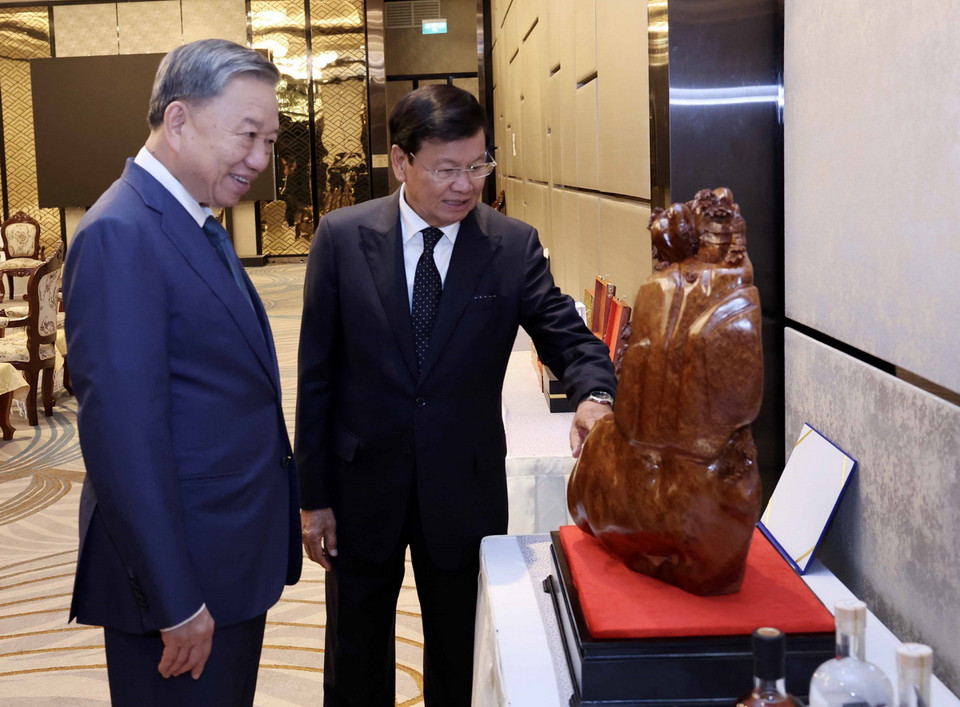 Chủ tịch nước Tô Lâm và Tổng Bí thư, Chủ tịch nước Lào Thongloun Sisoulith trao đổi tặng phẩm. (Ảnh: Nhan Sáng/TTXVN)