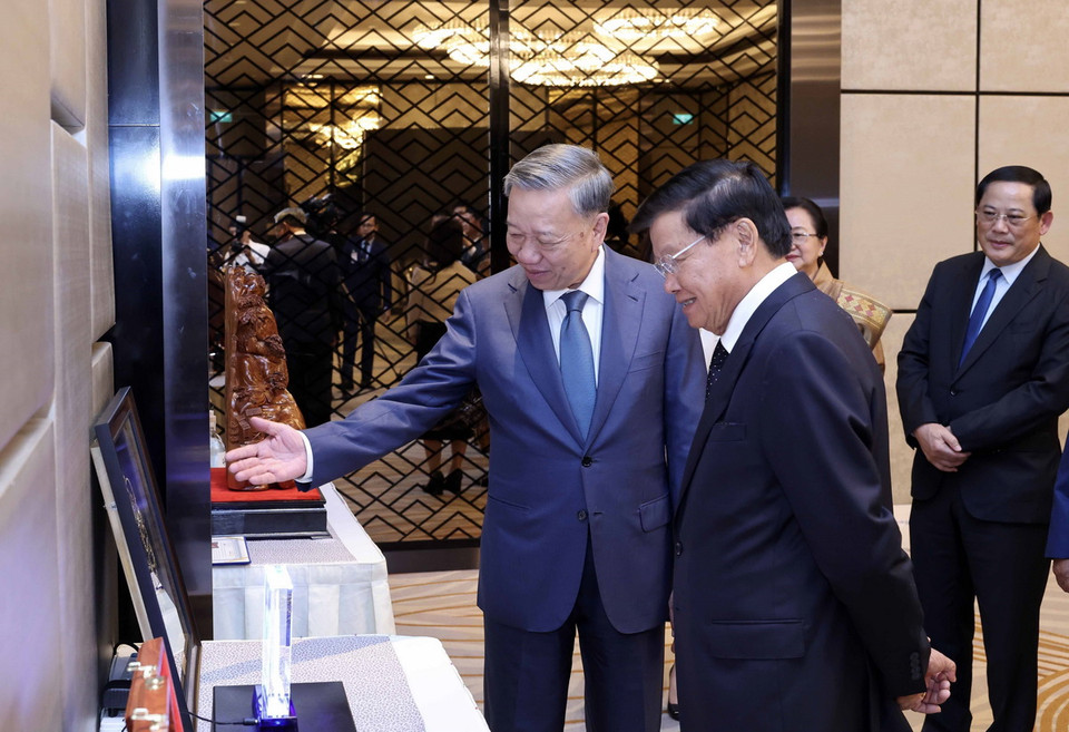 Chủ tịch nước Tô Lâm và Tổng Bí thư, Chủ tịch nước Lào Thongloun Sisoulith trao đổi tặng phẩm. (Ảnh: Nhan Sáng/TTXVN)