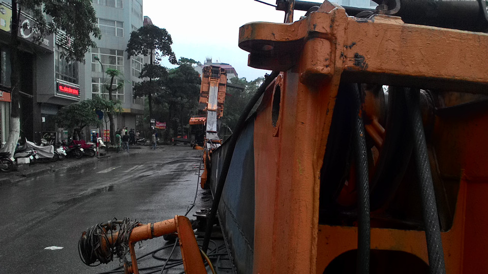 Rất may, vào thời điểm trên chắn tàu tại nút giao cắt Giải Phóng-Nguyễn Hữu Thọ được hạ xuống nên không có phương tiện lưu thông qua khu vực xảy ra sự cố. (Ảnh: Sơn Bách/Vietnam+)