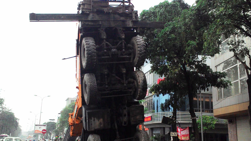 Vào khoảng 15h ngày 7/3, trong lúc sửa chữa, xe cẩu của Công ty Hà Anh đã bất ngờ lật đổ tại đường Nguyễn Hữu Thọ, Linh Đàm. (Ảnh: Sơn Bách/Vietnam+)