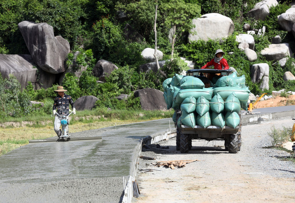Những bao lúa được chất lên xe đưa về nhà. (Ảnh: Huy Hùng/TTXVN)