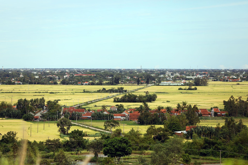 Những làng quê nằm giữa những cánh đồng lúa chín vàng tại huyện Tây Hòa. (Ảnh: Huy Hùng/TTXVN)