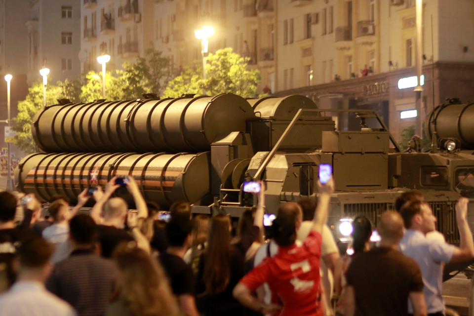 Đông đảo người dân thủ đô Moskva đổ ra phố theo dõi các lực lượng tập dượt chuẩn bị cho duyệt binh kỷ niệm 75 năm Chiến thắng phátxít. (Ảnh: Trần Hiếu/Vietnam+)