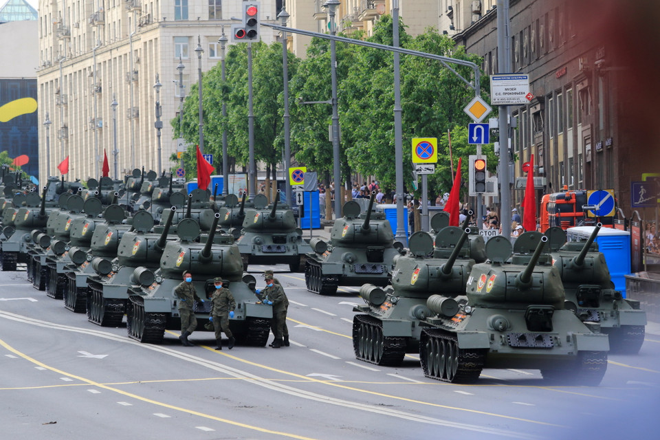 Hai hàng xe T-34-85 tập hợp trên phố, sẵn sàng tiến vào quảng trường Đỏ. (Ảnh: Trần Hiếu/Vietnam+)