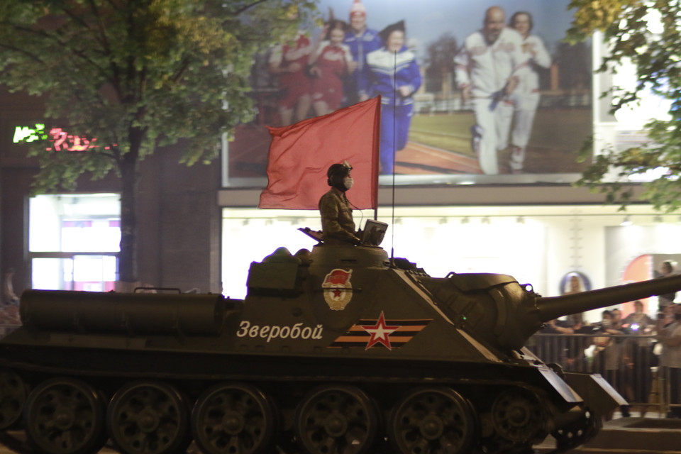 Pháo tự hành chống tăng SU-85 dẫn đầu đoàn diễu binh các lực lượng tăng thiết giáp của quân đội Nga. (Ảnh: Trần Hiếu/Vietnam+)