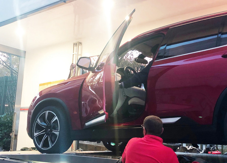 Mấy phút sau, chiếc SUV màu đỏ đẹp mắt được dỡ ra.