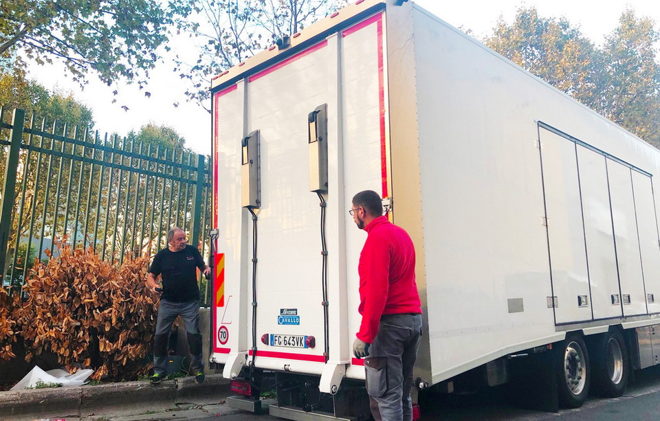 Chiều ngày 29/9, chiếc xe tải mang theo hai mẫu xe VinFast di chuyển vào sân khu triển lãm.