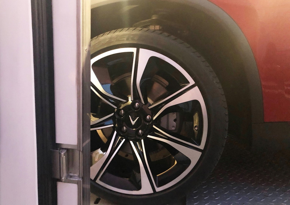 Logo VinFast được thiết kế tinh xảo ở bánh xe.