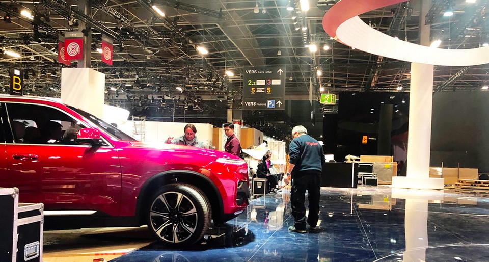 Chiếc SUV VinFast bắt đầu lăn bánh tới gian hàng của VinFast tại Paris Motor Show 2018.