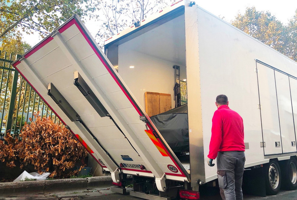 Đến 19 giờ, hai mẫu xe mới được dỡ xuống để đưa vào gian hàng của VinFast.