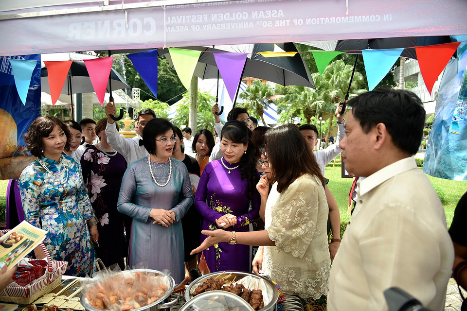 Đại biểu tham quan các gian hàng trưng bày. (Ảnh: Tuấn Anh/Báo Thế giới và Việt Nam)