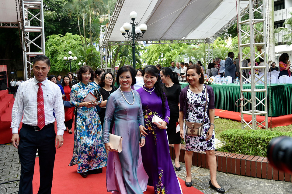 Đại biểu tham quan các gian hàng trưng bày. (Ảnh: Tuấn Anh/Báo Thế giới và Việt Nam)