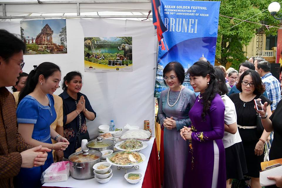 Đại biểu tham quan các gian hàng trưng bày. (Ảnh: Tuấn Anh/Báo Thế giới và Việt Nam)