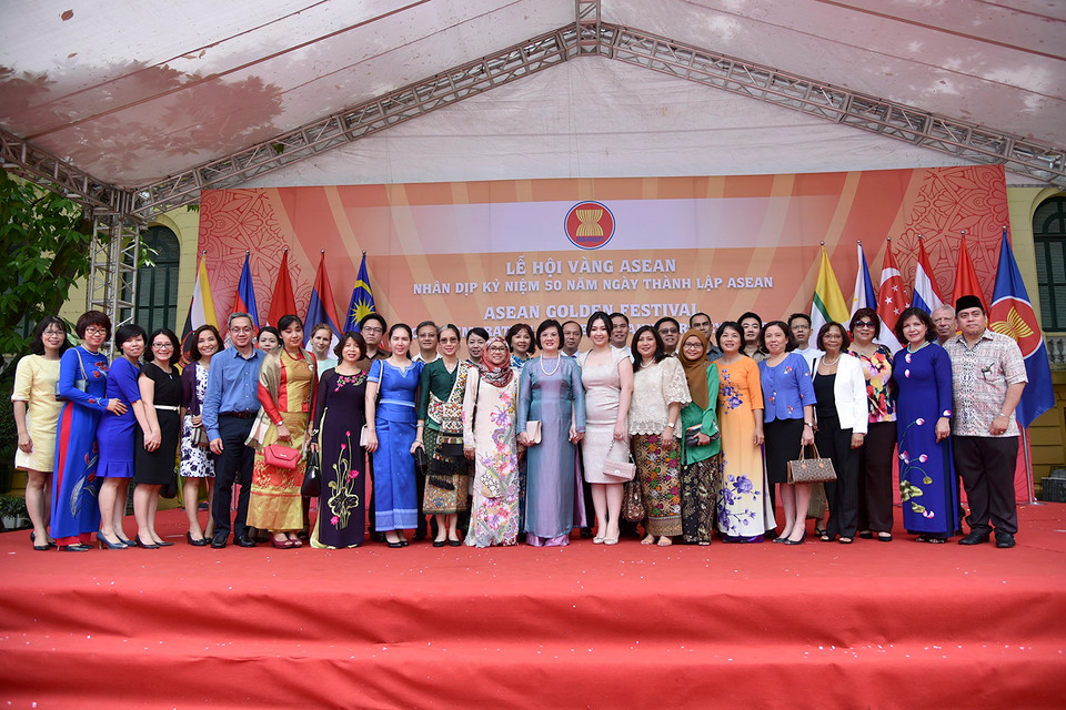 Các đại biểu dự lễ chụp ảnh lưu niệm. (Ảnh: Tuấn Anh/Báo Thế giới và Việt Nam)