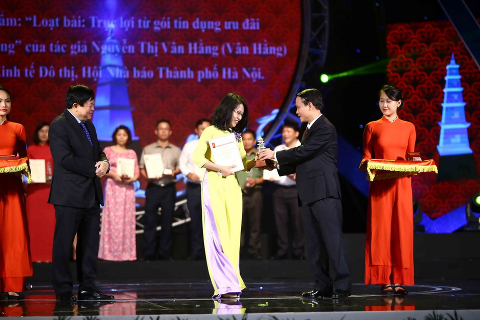 Ủy viên trung ương Đảng, Tổng giám đốc Thông tấn xã Việt Nam Nguyễn Đức Lợi trao giải C cho các tác giả đoạt giải. (Ảnh: Minh Quyết/TTXVN)