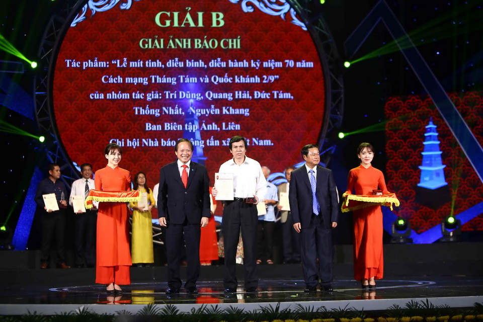 Bộ trưởng Bộ Thông tin và Truyền thông Trương Minh Tuấn trao giải B cho đại diện nhóm 5 tác giả của Ban Biên tập Ảnh (Liên Chi hội Nhà báo Thông tấn xã Việt Nam) với nhóm ảnh ''Lễ míttinh, diễu binh, diễu hành kỷ niệm 70 năm Cách mạng tháng Tám và Quốc khánh 2-9''. (Ảnh: Minh Quyết/TTXVN)
