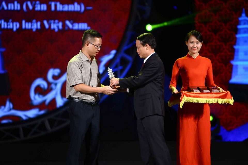 Ủy viên trung ương Đảng, Tổng giám đốc Thông tấn xã Việt Nam Nguyễn Đức Lợi trao giải C cho các tác giả đoạt giải. (Ảnh: Minh Quyết/TTXVN)