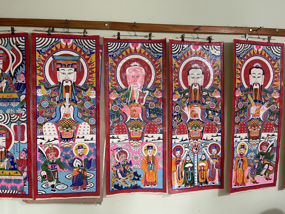 Một bộ tranh thờ trong phòng tranh của ông Triệu Hùng Cường. (Ảnh: Hoa Mai/TTXVN)