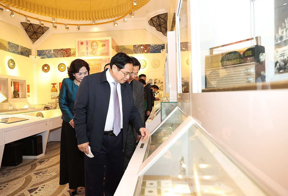 Thủ tướng Phạm Minh Chính thăm Phòng truyền thống ngành ngân hàng. (Ảnh: Dương Giang/TTXVN)