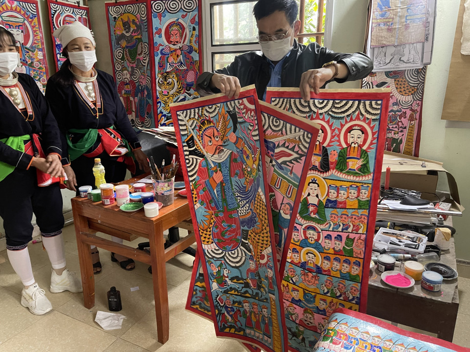 Người Dao thường thờ các bộ tranh như bộ Sò phảng, bộ Hành sư, bộ Tam Thanh đại đường... trong đó nổi bật và phổ biến nhất chính là bộ Tam Thanh đại đường. (Ảnh: Hoa Mai/TTXVN)
