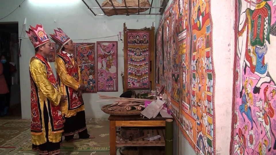 Sinh sống lâu đời trên vùng đất Cẩm Thủy (Thanh Hóa), đồng bào dân tộc Dao quần chẹt đã gìn giữ và duy trì một trong những giá trị văn hóa đặc sắc của dân tộc mình đó là tranh thờ. (Ảnh: Hoa Mai/TTXVN)