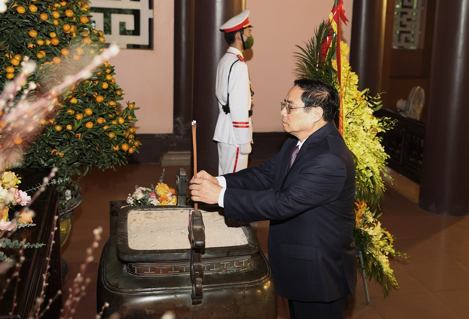 Thủ tướng Phạm Minh Chính dâng hương. (Ảnh: Dương Giang/TTXVN)