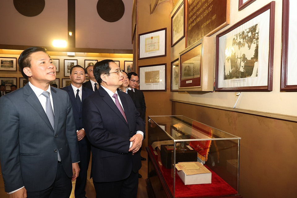 Thủ tướng Phạm Minh Chính tham quan trưng bày hình ảnh và kỷ vật của Bác Hồ với nhân dân Thanh Hóa. (Ảnh: Dương Giang/TTXVN)