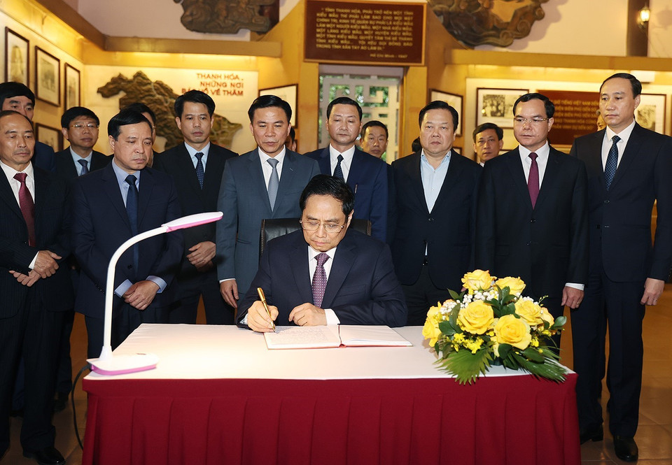 Thủ tướng Phạm Minh Chính viết cảm tưởng tại Khu Tưởng niệm Chủ tịch Hồ Chí Minh tại thành phố Thanh Hóa. (Ảnh: Dương Giang/TTXVN)