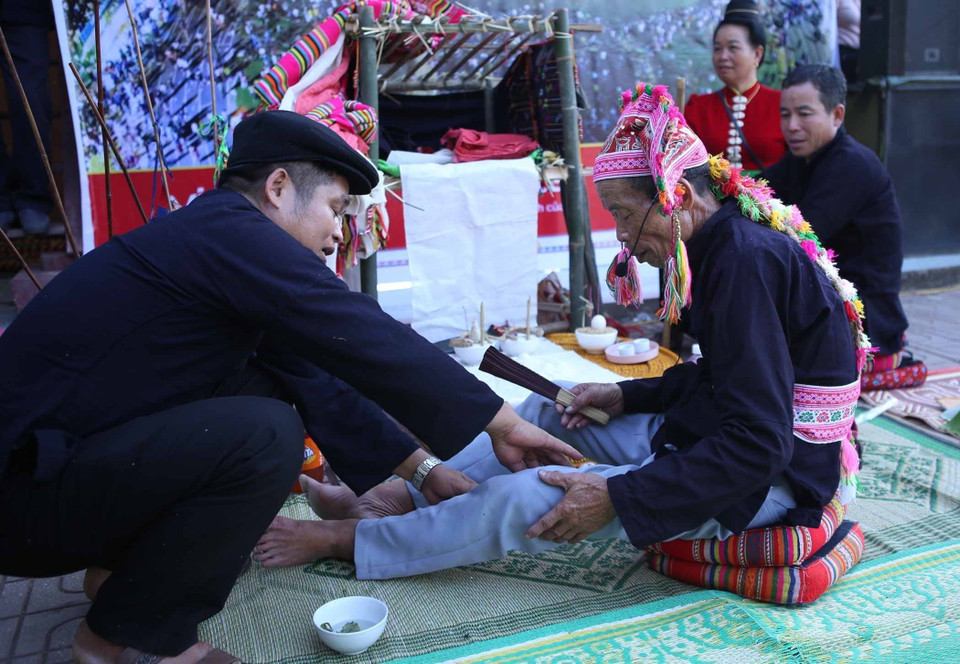 Tái hiện cảnh "Thầy mo chữa bệnh". (Ảnh: Quý Trung/TTXVN)