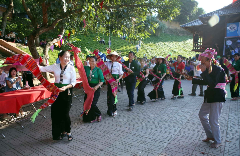 Sau khi làm lễ, thầy mo tiếp tục chỉ đạo dân làng múa hát. (Ảnh: Quý Trung/TTXVN)