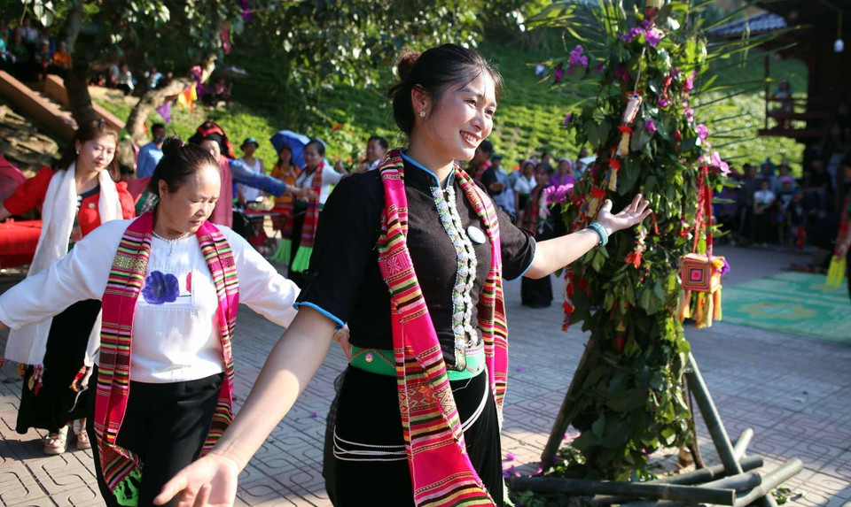 Trong lúc thầy mo đang làm lễ, dân làng tiếp tục múa hát quanh cây nêu. (Ảnh: Quý Trung/TTXVN)