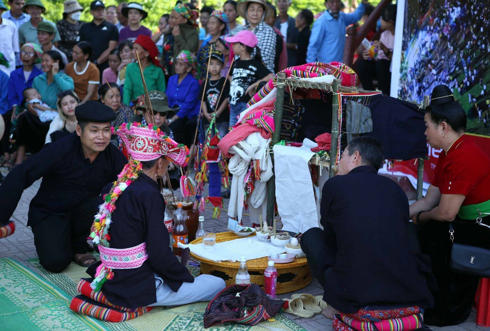 Nghi thức cúng trong Lễ hội Kin Pang với mong muốn thầy mo chữa trị bệnh tật cho mọi người. (Ảnh: Quý Trung/TTXVN)