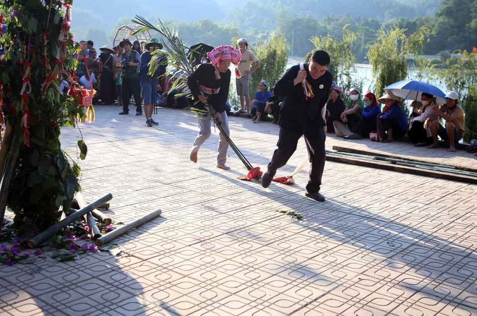 Tái hiện cảnh cày ruộng trong Lễ hội. (Ảnh: Quý Trung/TTXVN)