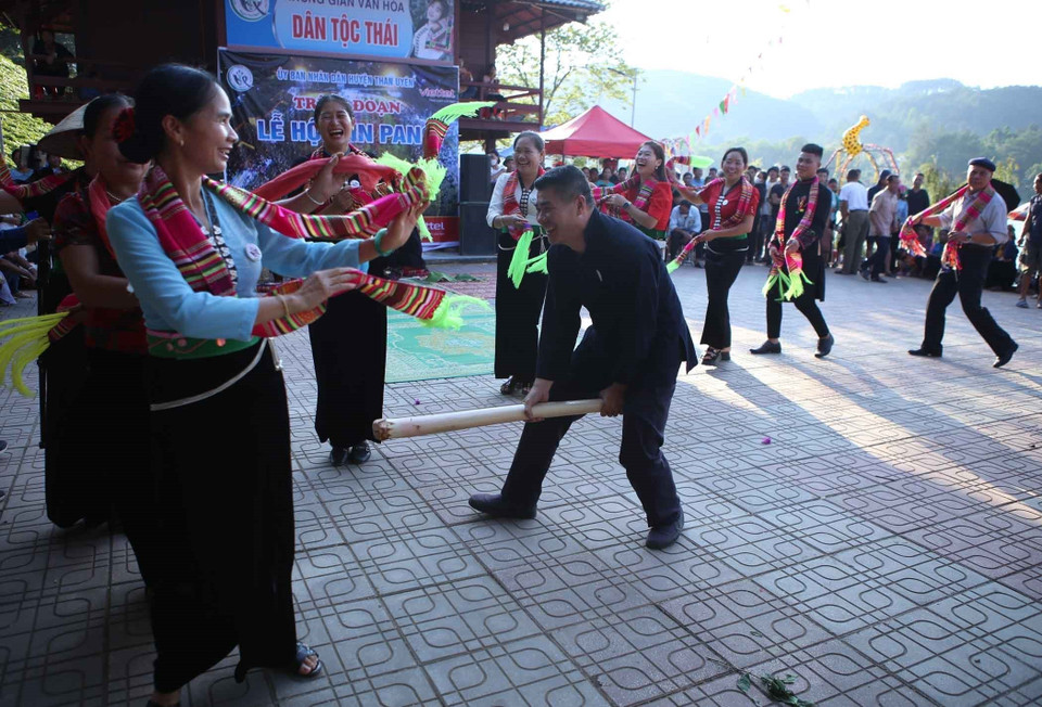 Tái hiện nét văn hóa "phồn thực" trong Lễ hội Kin Pang. (Ảnh: Quý Trung/TTXVN)