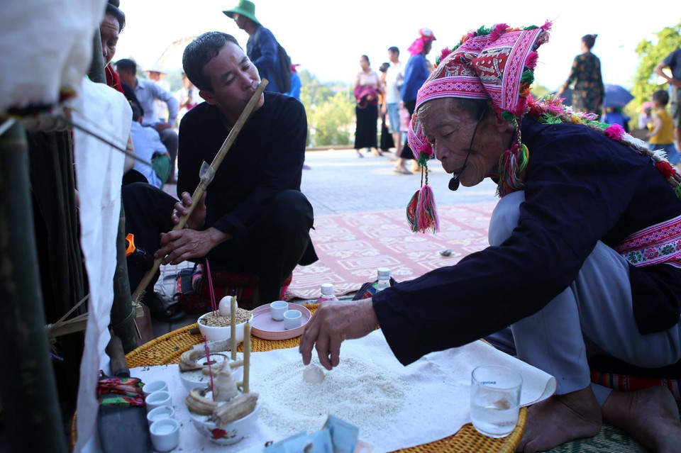 Thầy mo thực hiện lễ cúng. (Ảnh: Quý Trung/TTXVN)