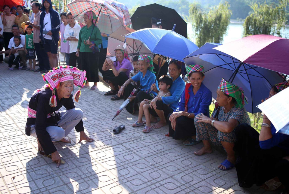 Tái hiện phong tục văn hóa của thầy mo trong Lễ hội Kin Pang. (Ảnh: Quý Trung/TTXVN)