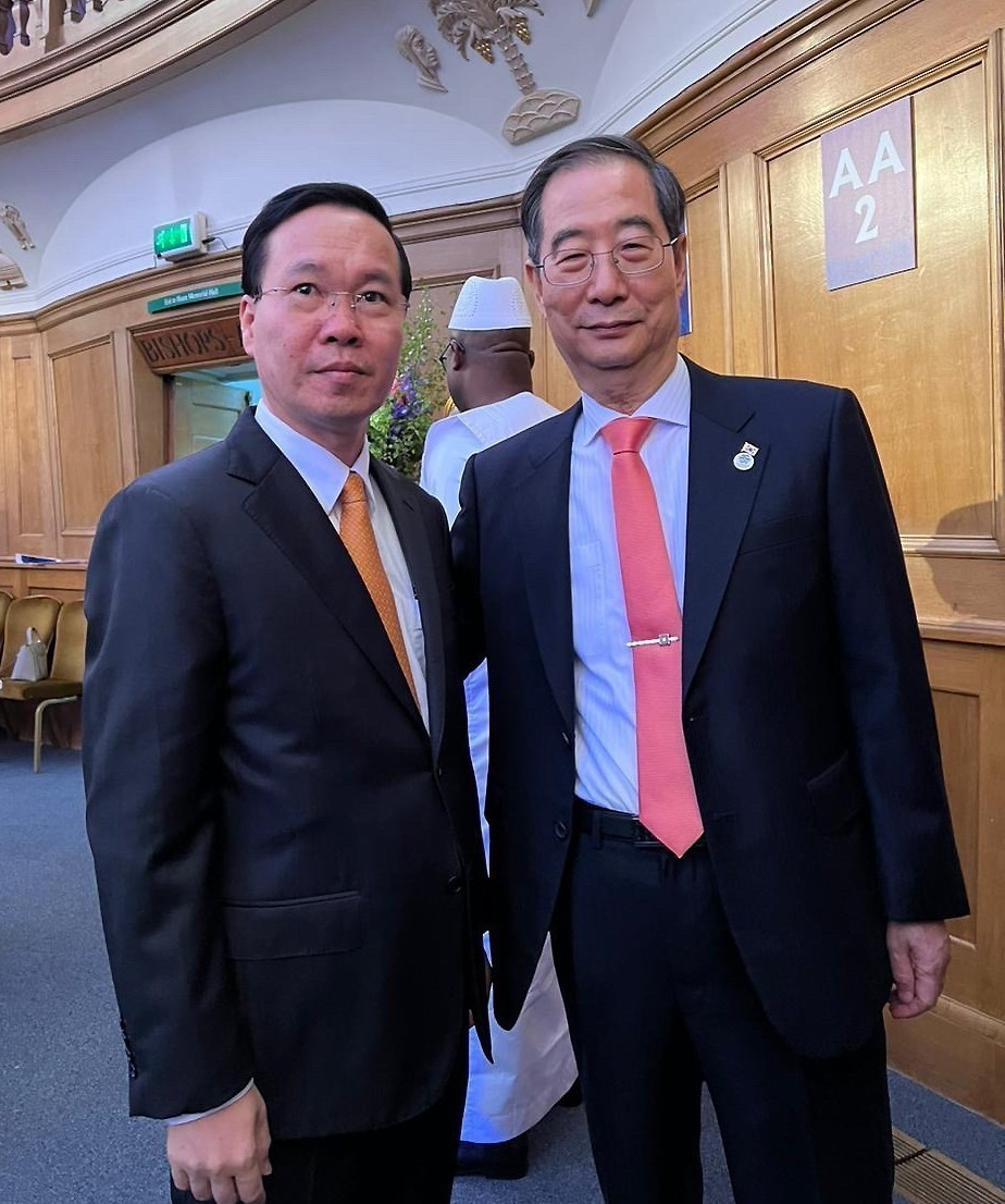 Chủ tịch nước Võ Văn Thưởng gặp Thủ tướng Hàn Quốc Han Duck-soo. (Ảnh: TTXVN phát)