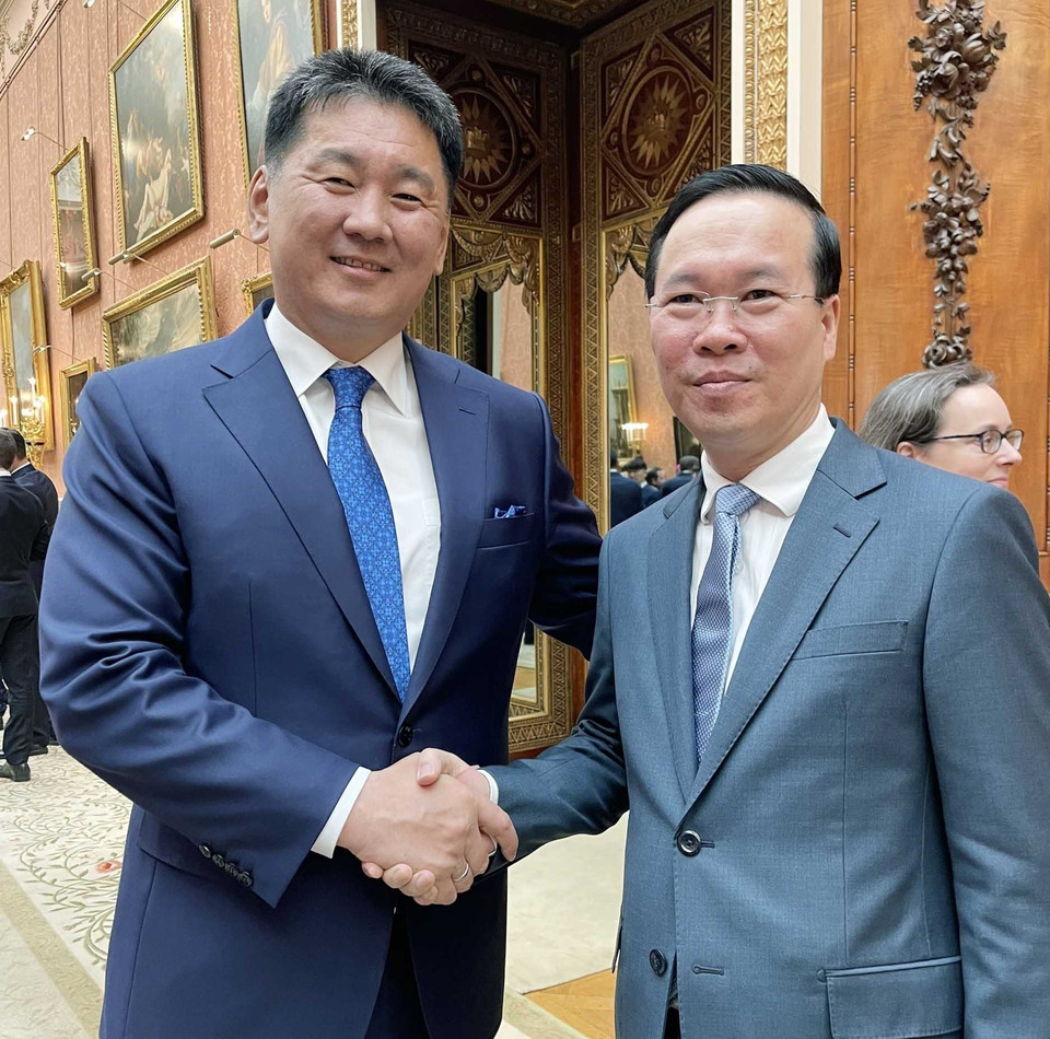 Chủ tịch nước Võ Văn Thưởng gặp Tổng thống Mông Cổ Ukhnaagiin Khürelsükh. (Ảnh: TTXVN phát)