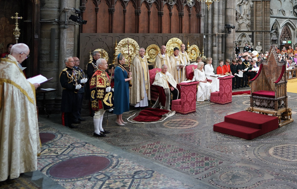 Nhà Vua Anh Charles III cùng Hoàng hậu Camilla chuẩn bị thực hiện nghi Lễ Đăng quang tại Tu viện Westminster, ngày 6/5/2023. (Ảnh: AFP/TTXVN)