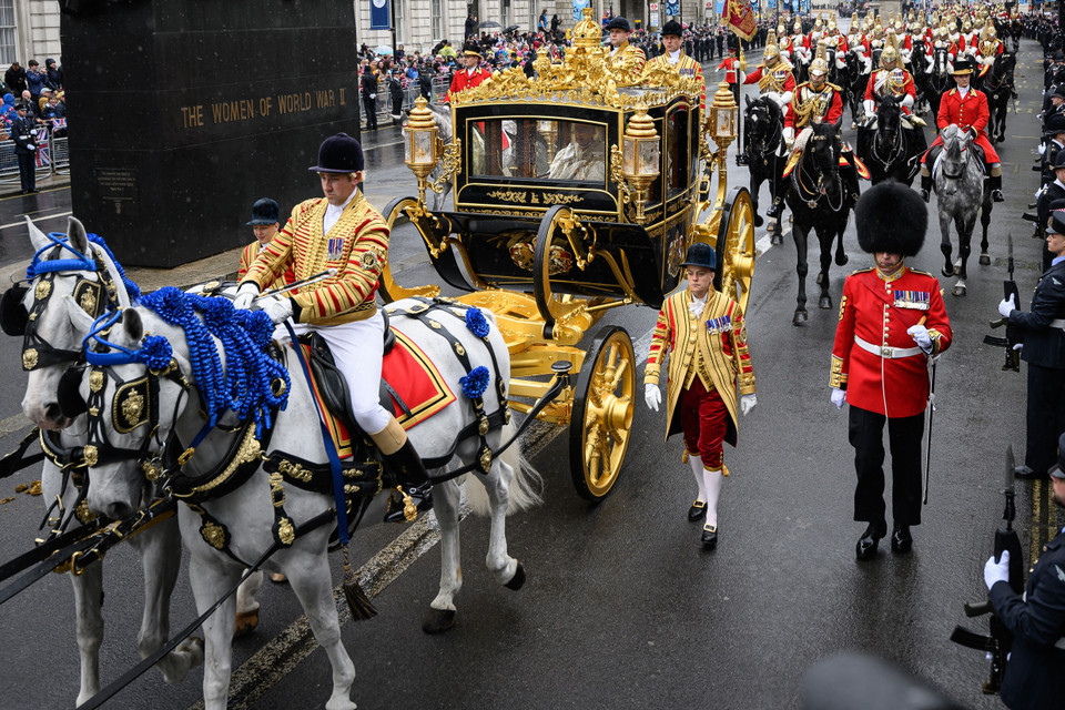 Nhà Vua Anh Charles III cùng Hoàng hậu Camilla ngồi trên cỗ xe ngựa đặc biệt Diamond Jubilee trong "Lễ Diễu hành của Quốc vương," từ Cung điện Buckingham qua đường phố London đến Tu viện Westminster, ngày 6/5/2023. (Ảnh: AFP/TTXVN)