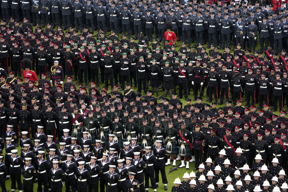 Các binh sỹ, quân nhân Anh thực hiện nghi thức chào mừng Vua Charles III và Hoàng hậu Camilla tại Cung điện Buckingham ở London, ngày 6/5/2023. (Ảnh: AFP/TTXVN)