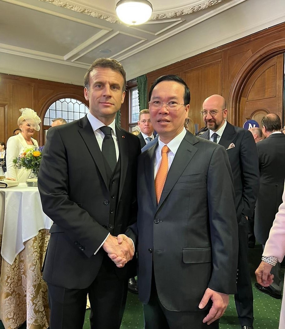 Chủ tịch nước Võ Văn Thưởng gặp Tổng thống Pháp Emmanuel Macron. (Ảnh: TTXVN phát)