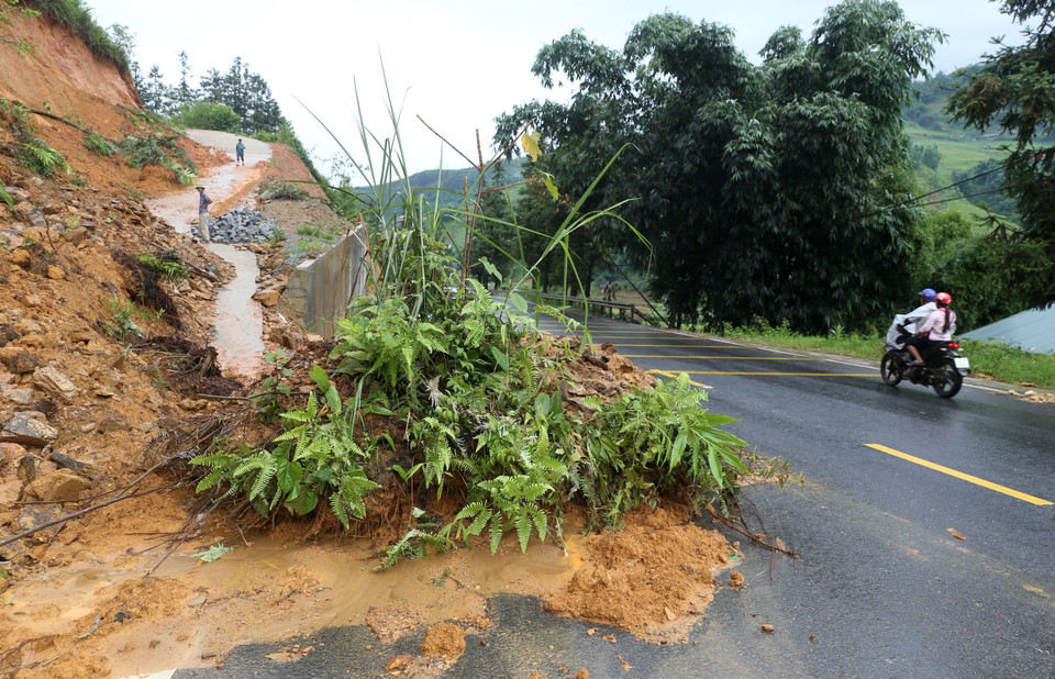 Sạt lở taluy dương trên Quốc lộ 4D, đoạn qua phường Hàm Rồng, thị xã Sa Pa, Lào Cai, gây nguy hiểm cho người dân và các phương tiện tham gia giao thông qua lại trên tuyến đường. (Ảnh: Quốc Khánh/TTXVN)