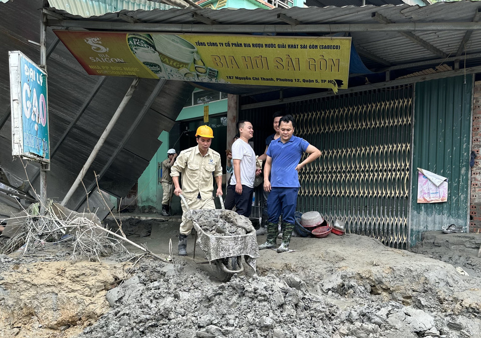 Người dân trong xã Tả Phời khắc phục hậu quả do sự cố vỡ ống cống tràn đổ thải. (Ảnh: Quốc Khánh/TTXVN)