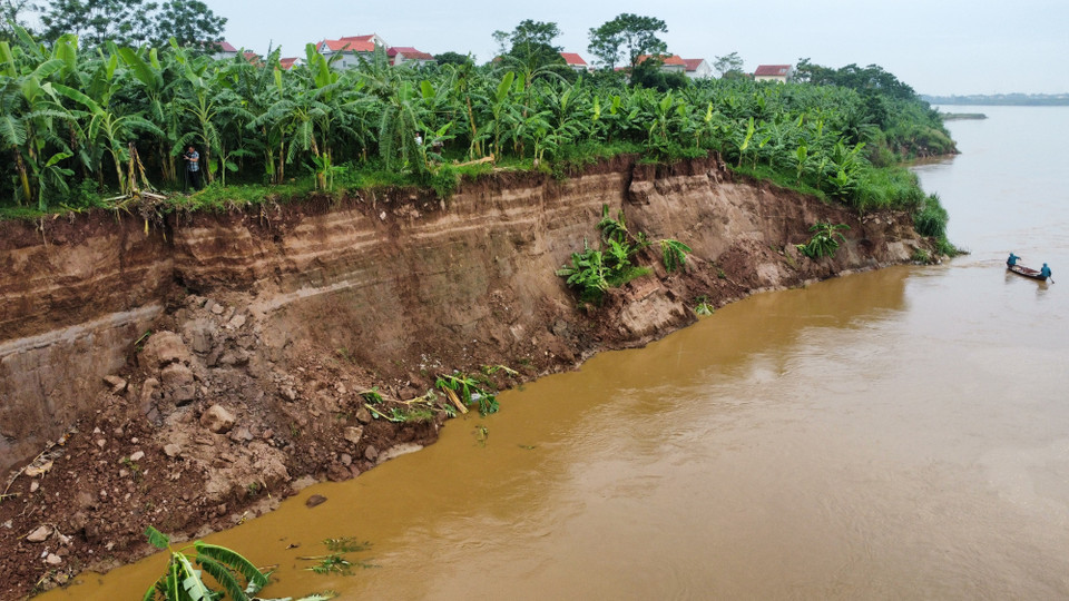 Nhiều đoạn sông đã lở sâu vào khu vực đất canh tác nông nghiệp trên bãi bồi. Ngoài ra, có nhiều khu vực tiềm ẩn nguy cơ ảnh hưởng đến các khu dân cư của xã Bản Nguyên, huyện Lâm Thao (Phú Thọ). (Ảnh: Tạ Toàn/TTXVN)