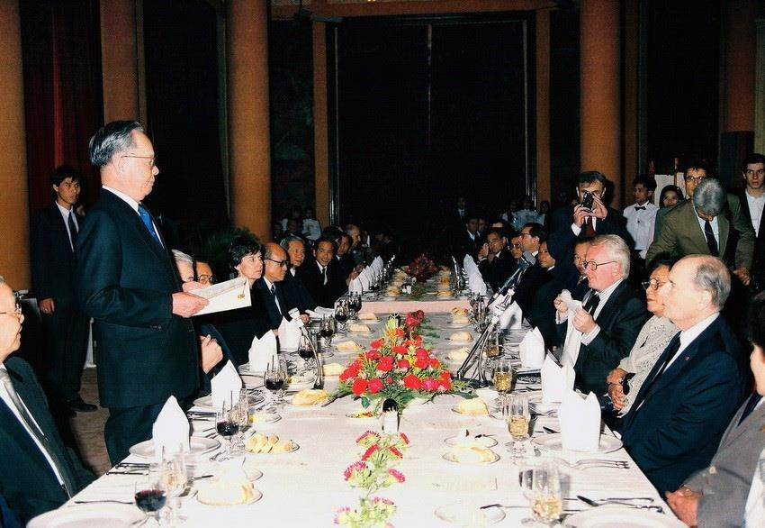 Chủ tịch nước Lê Đức Anh phát biểu tại tiệc chiêu đãi Tổng thống Pháp François Mitterrand sang thăm chính thức Việt Nam, tối 9/2/1993, tại Phủ Chủ tịch. (Ảnh: Cao Phong/TTXVN)