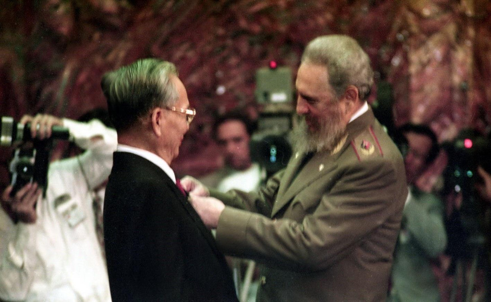 Ngày 12/10/1995, tại dinh Cách mạng ở thủ đô La Habana, Chủ tịch Cuba Fidel Castro trao tặng Huân chương José Martí, phần thưởng cao quý nhất của Nhà nước Cuba cho Chủ tịch nước Lê Đức Anh. (Ảnh: Cao Phong/TTXVN)