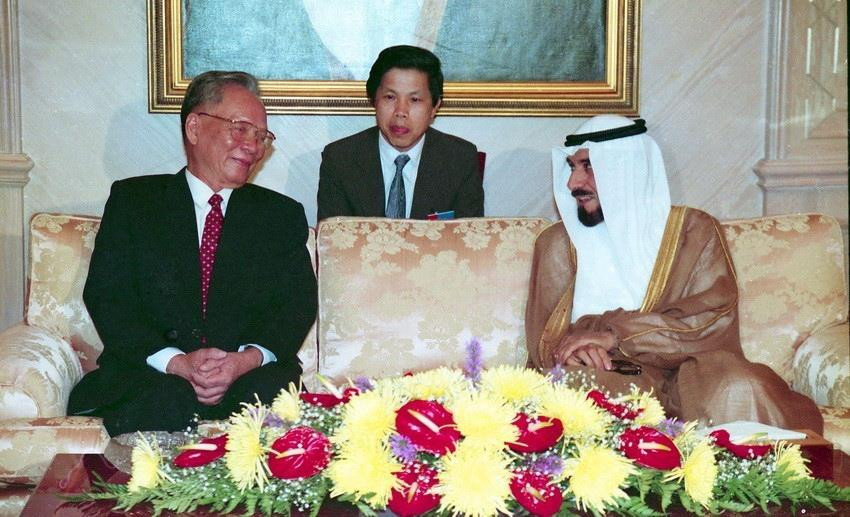 Quốc vương Kuwait Jaber Al-Ahmad Al-Sabah đón Chủ tịch nước Lê Đức Anh thăm hữu nghị chính thức Kuwait, ngày 1/5/1995. (Ảnh: Cao Phong/TTXVN)