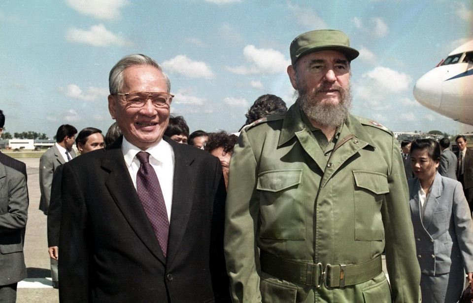 Chủ tịch Cuba Fidel Castro đón Chủ tịch nước Lê Đức Anh tại sân bay quốc tế José Martí ở thủ đô La Habana, trong chuyến thăm hữu nghị chính thức Cuba từ 12-17/10/1995. (Ảnh: Cao Phong/TTXVN)