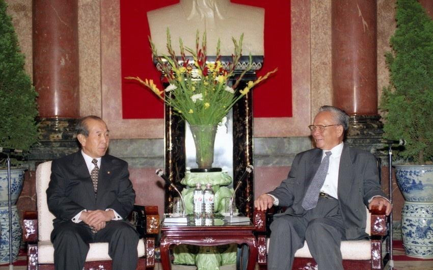 Chủ tịch nước Lê Đức Anh tiếp Chủ tịch Quốc hội Hàn Quốc Kim Soo-han tại Phủ Chủ tịch, sáng 27/8/1996, nhân chuyến thăm chính thức Việt Nam. (Ảnh: Xuân Tuân/TTXVN)